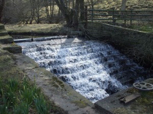Weir connecting the reservoir and the River Dean